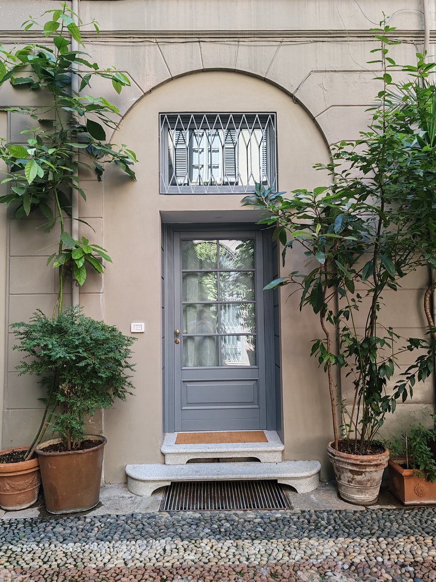 Veduta esterna di Secret Courtyard Milano con facciata restaurata